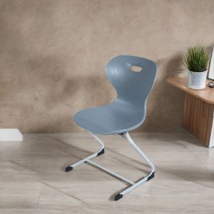 Sedia con gambe a forma di Z