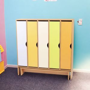 Spogliatoio „Arcobaleno” con 5 scomparti e panca integrata